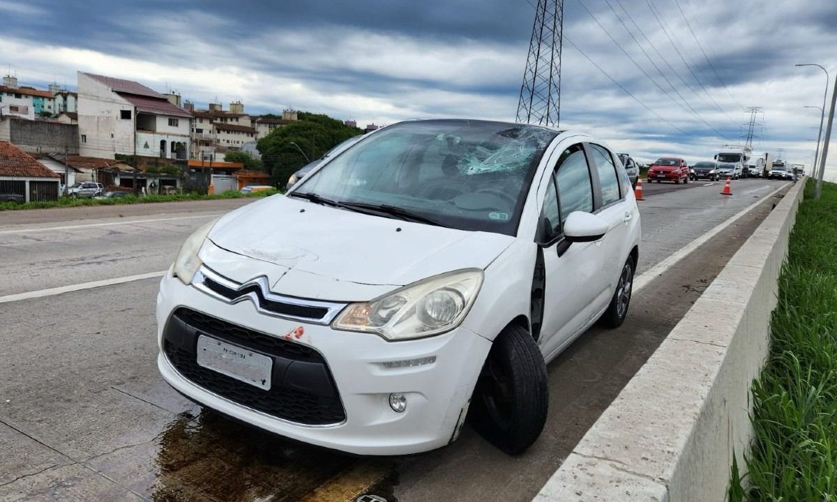 Batida-carro-caminhão-seguida-capotamento-provoca-interdição-parcial-Contorno-Sul-3