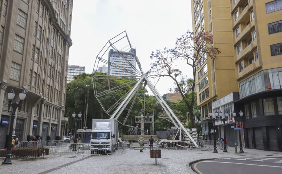 Contagem-regressiva-estreia-Natal-roda-gigante-começa-ser-montada-calçadão-XV