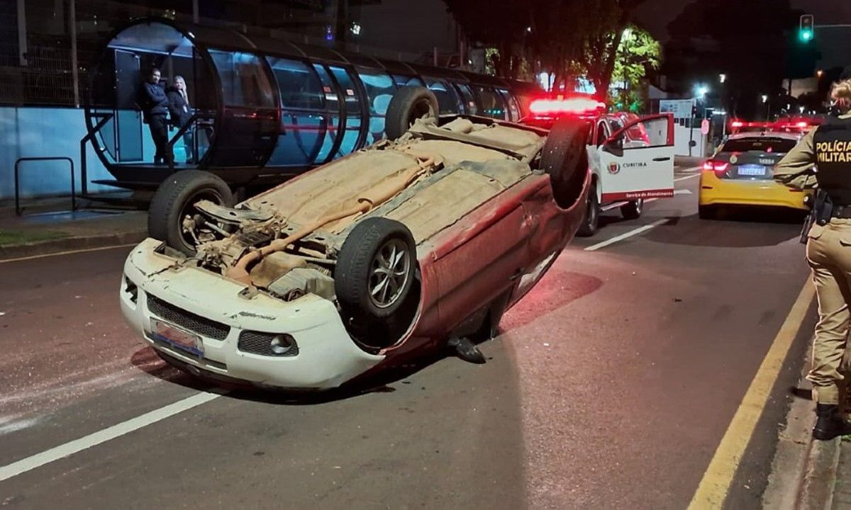 Dois-carros-capotam-colisão-cruzamento-Bom-Retiro-condutores-não-se-feriram
