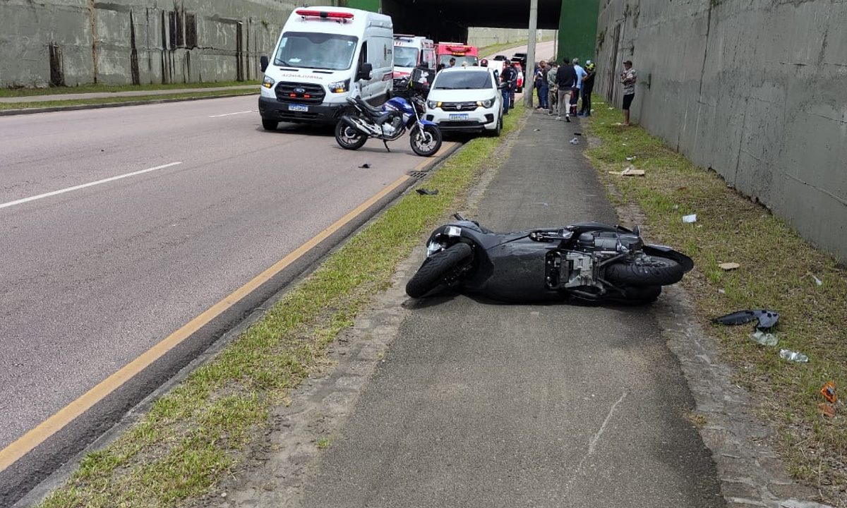 Jovem-morre-ao-perder-equilíbrio-moto-e-bater-contra-poste-Linha-Verde