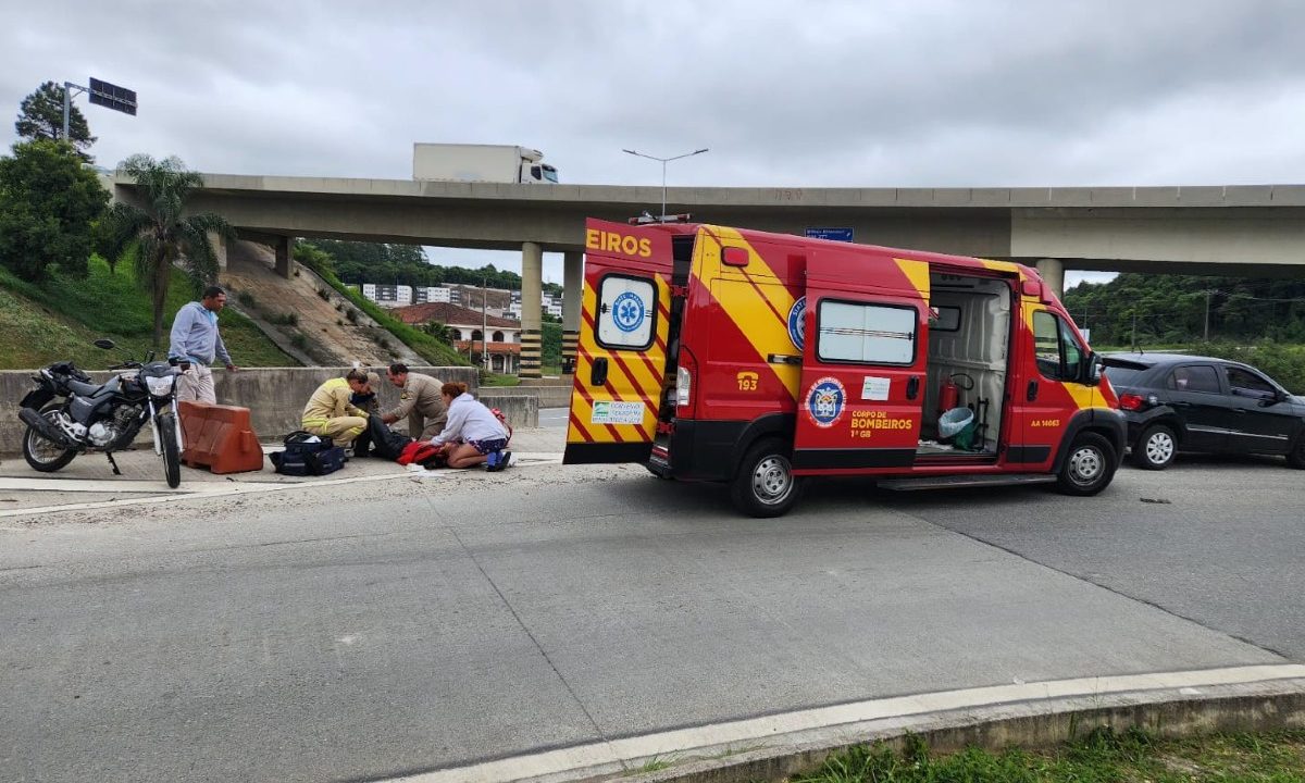 Motociclista-se-perde-curva-e-bate-contra-mureta-acesso-ao-Contorno-Norte