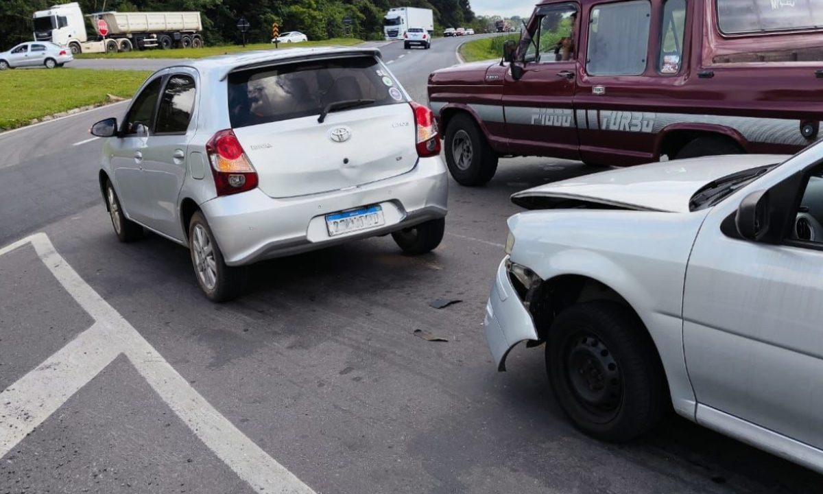 Passageira-fica-ferida-após-colisão-traseira-entre-dois-veículos-acesso-ao-Contorno