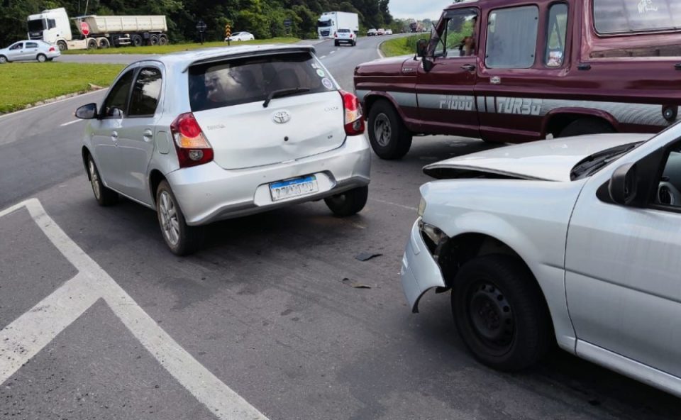 Passageira-fica-ferida-após-colisão-traseira-entre-dois-veículos-acesso-ao-Contorno