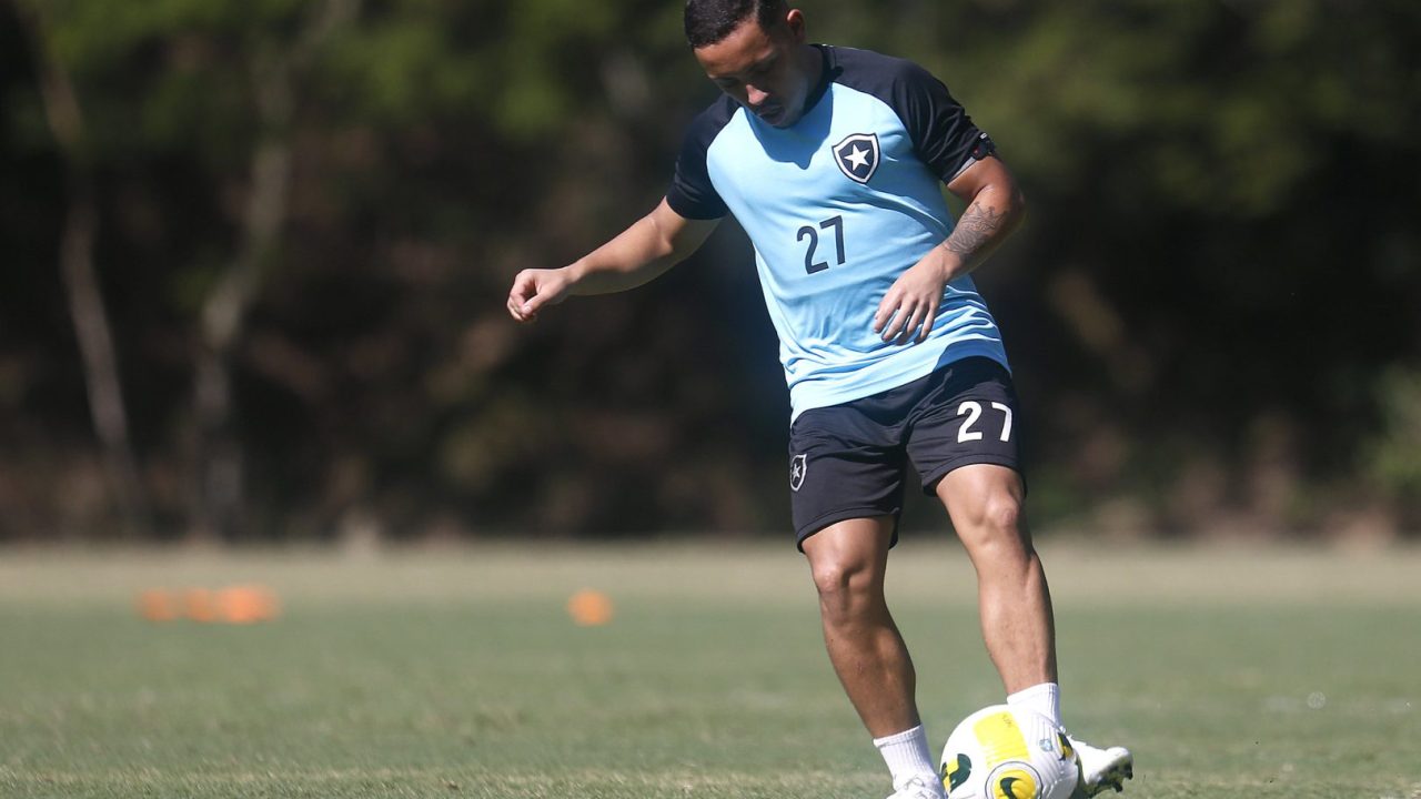 Rikelmi, atacante do Paraná Clube em treino pelo Botafogo