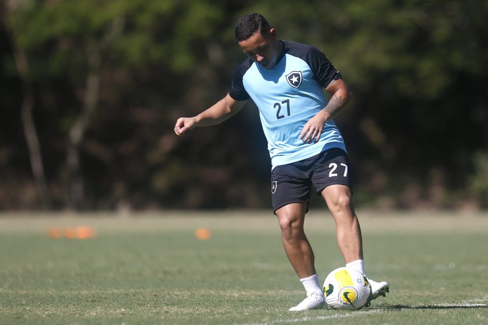 Rikelmi, atacante do Paraná Clube em treino pelo Botafogo