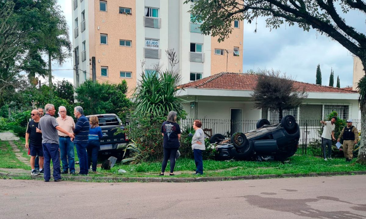 acidente-capotamento-carro-caminhonete-bacacheri