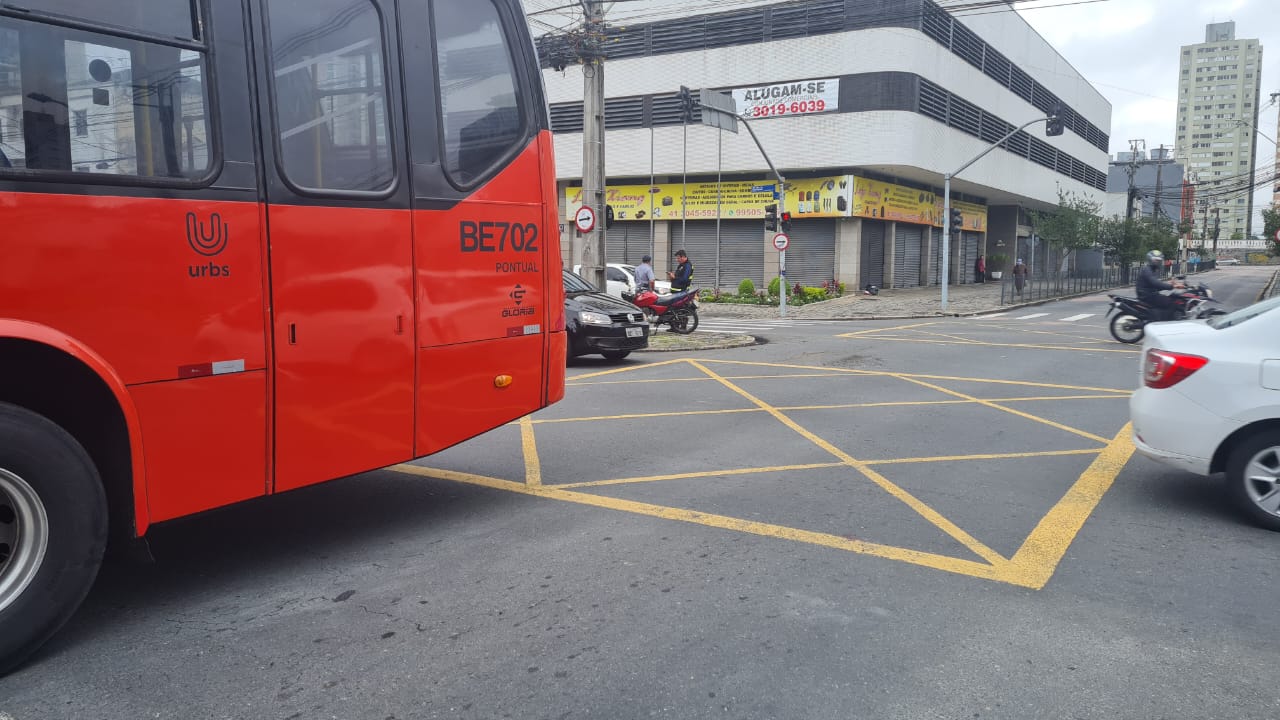 acidente-onibus-biarticulado-moto-ferido-curitiba