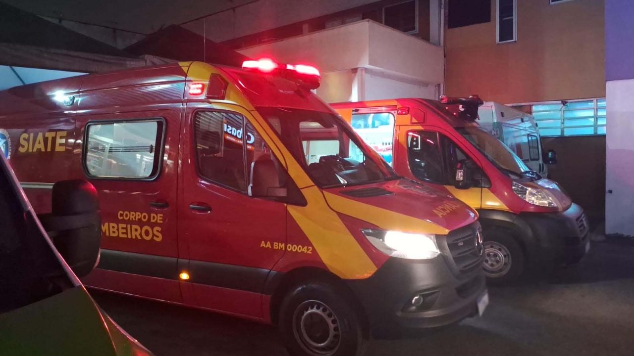 ambulancia-bombeiros-hospital-trabalhador