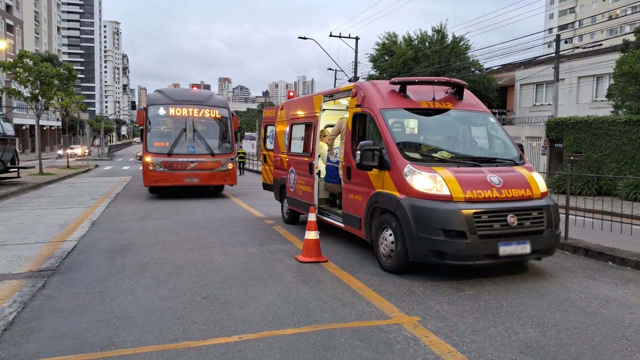 biarticulado-atinge-caminhonete-curitiba