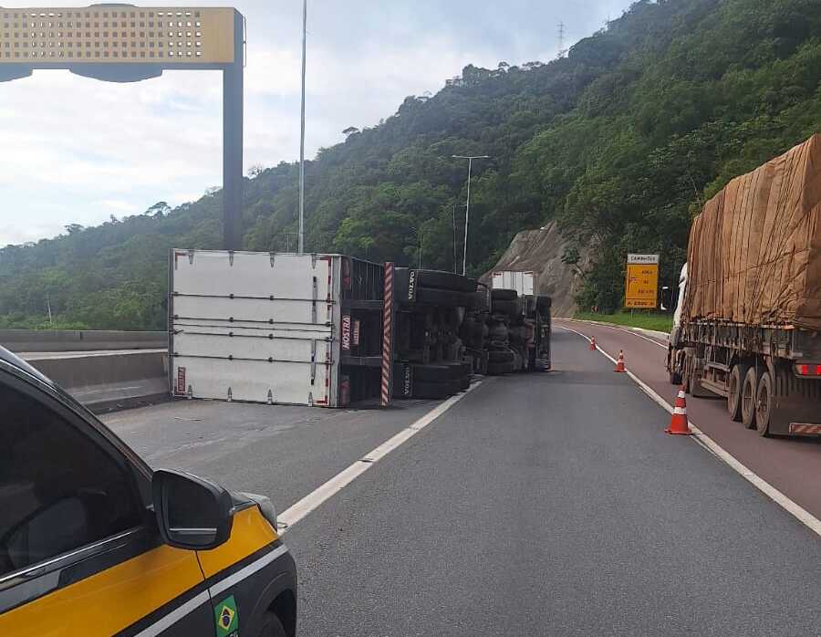 br-376-acidente-interdicao-faixas-tombamento-caminhao