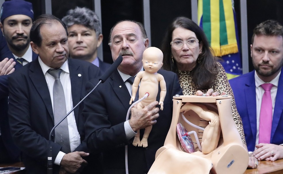 camara-dos-deputados-aborto