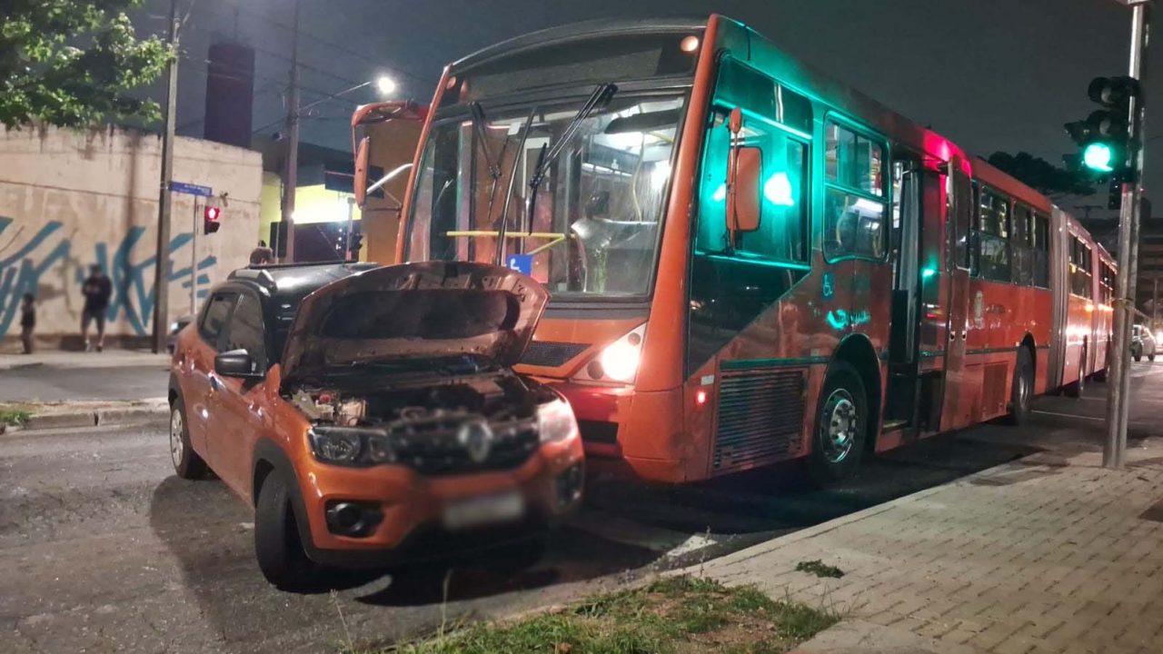 carro-atingido-biarticulado-curitiba-2