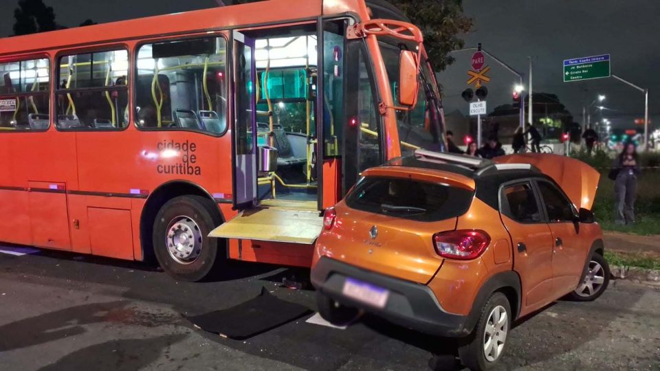 carro-atingido-biarticulado-curitiba