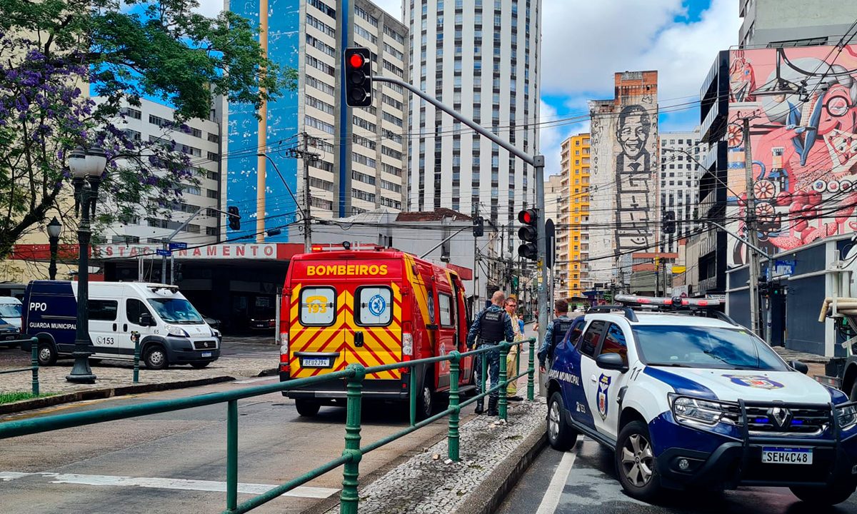 jovem-ferido-acidente-rabeira-onibus-centro-curitiba-1