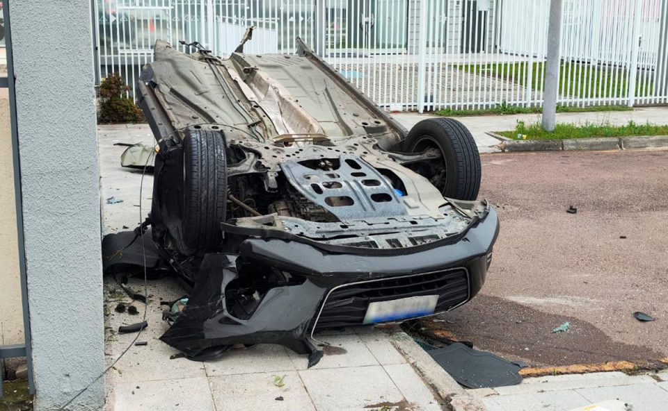 morre-acidente-bate-carro-poste-av-comendador-franco-1