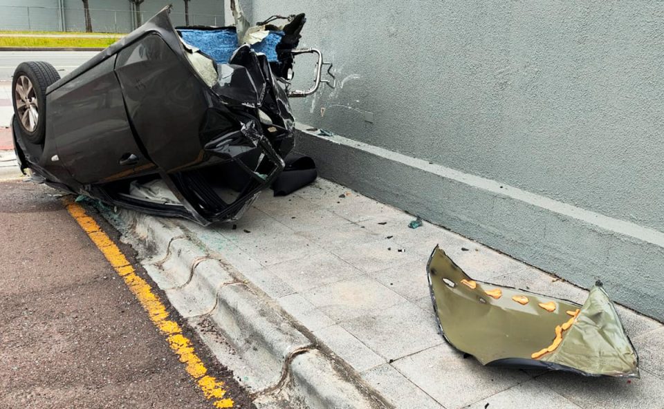 morre-acidente-bate-carro-poste-av-comendador-franco-2