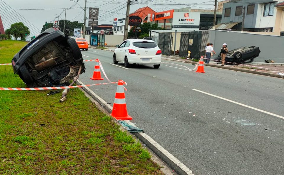 morre-acidente-bate-carro-poste-av-comendador-franco-5