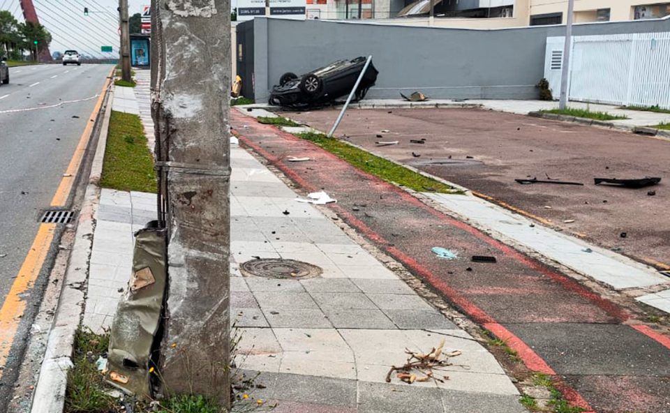 morre-acidente-bate-carro-poste-av-comendador-franco-6