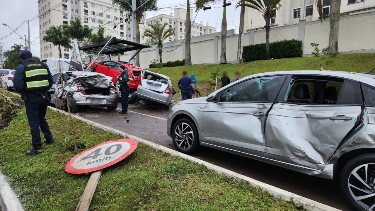 motorista-bate-carros-estacionados-linha-verde-6
