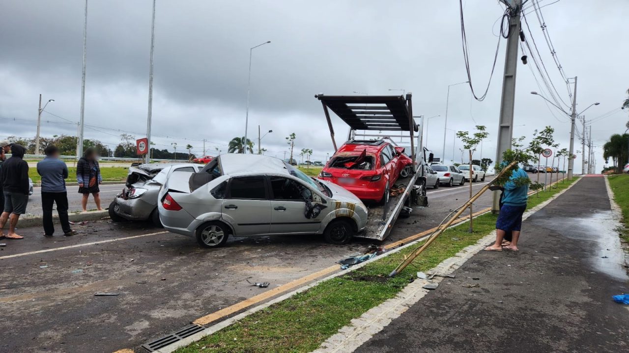 motorista-bate-carros-estacionados-linha-verde-7