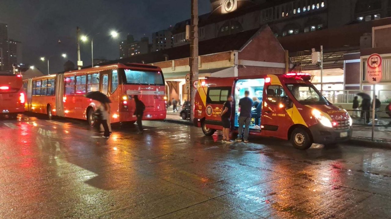 mulher-atropelada-biarticulado-centro-curitiba