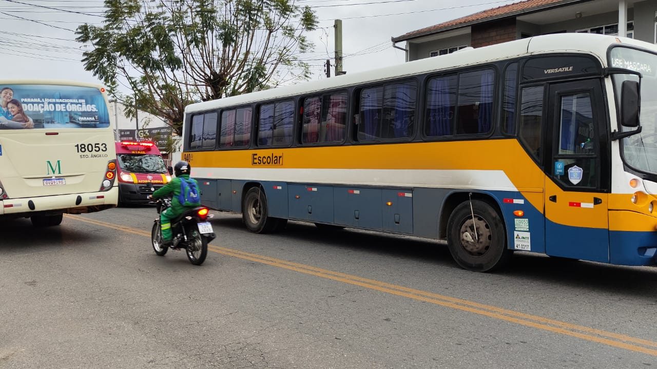 mulher-ferida-atropelada-onibus-colombo