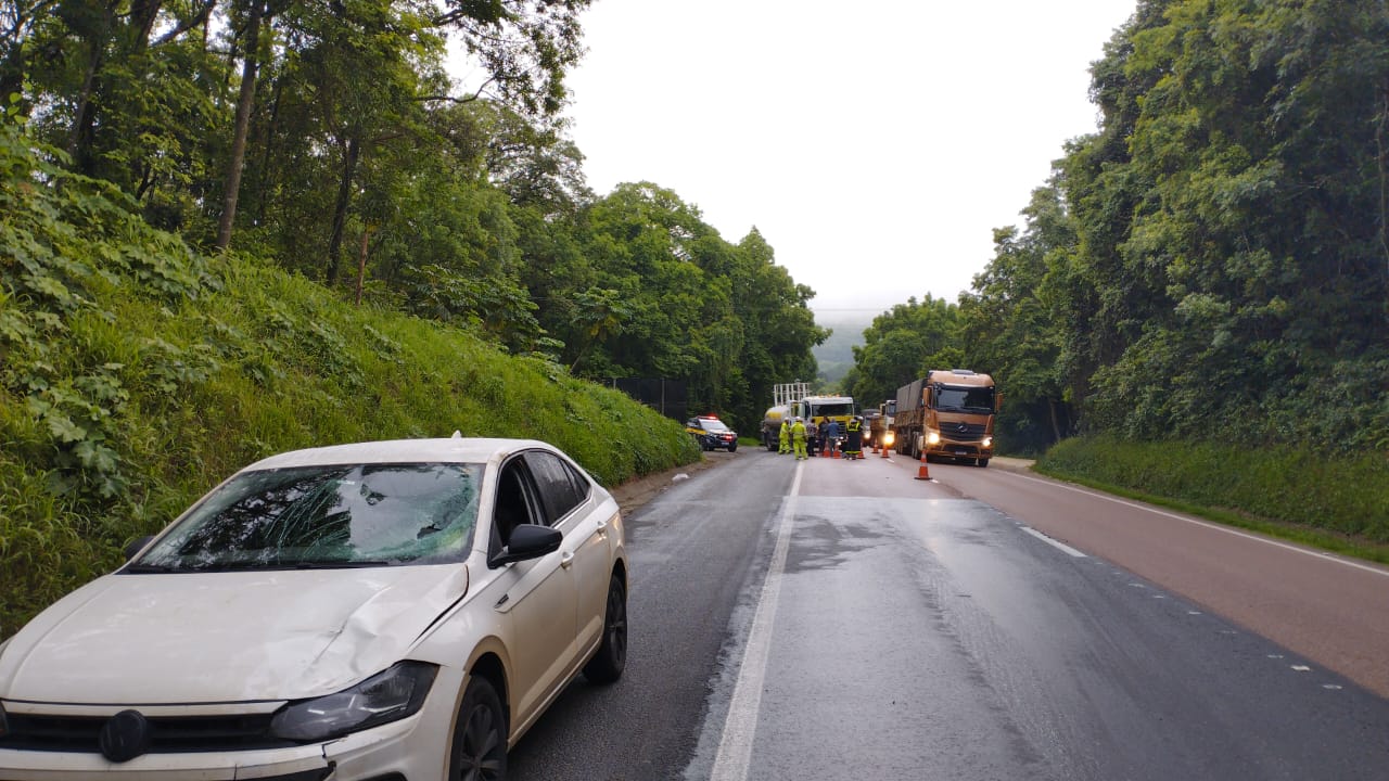 mulher-morre-atropelada-carro-br-277