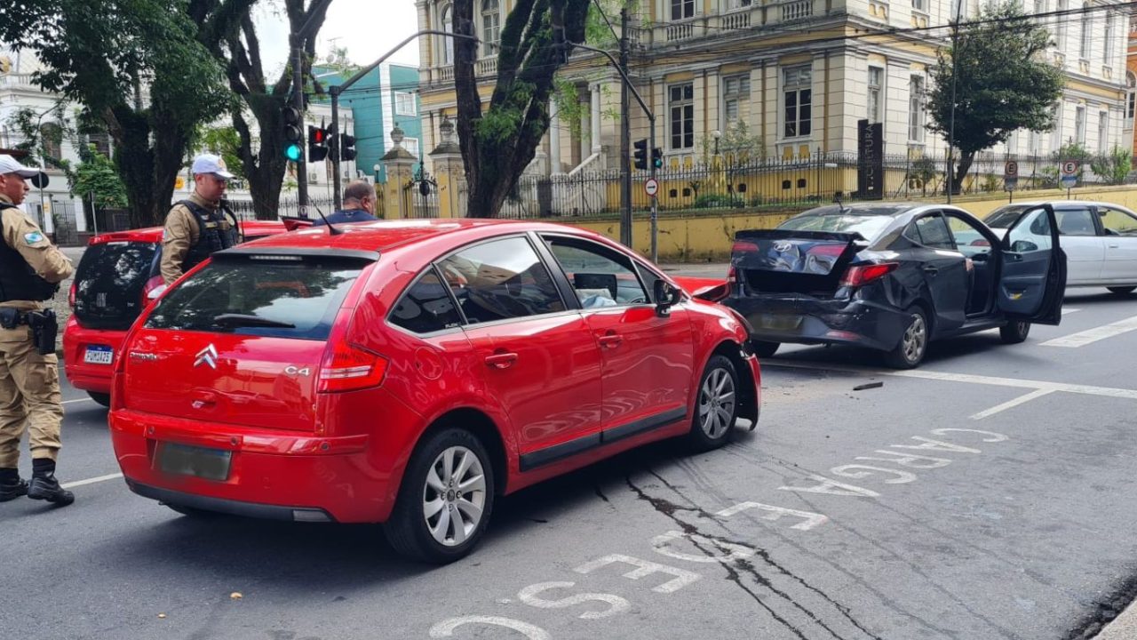 video-motorista-bebado-acidente-centro-curitiba