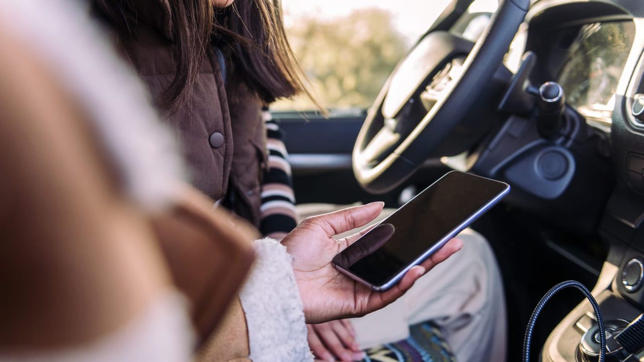 51000816_close-up-using-gps-at-phone-on-a-road-trip