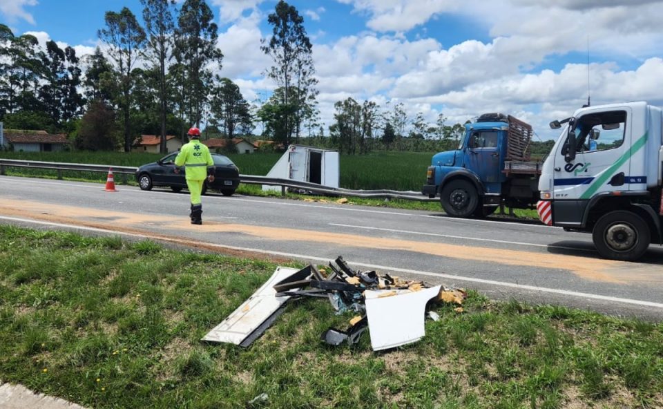 Acidente-dois-caminhões-e-veículo-complica-trânsito-BR-277-ninguém-ficou-ferido-2