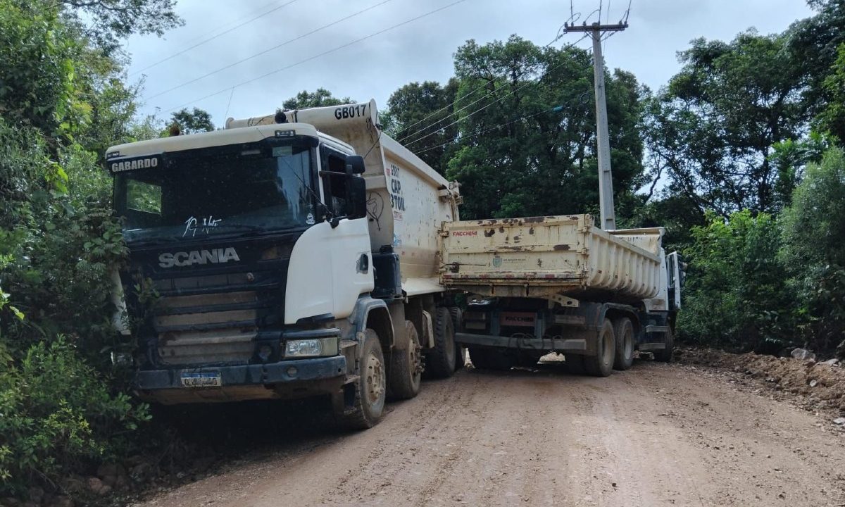 Acidente-entre-dois-caminhões-deixa-motorista-gravemente-ferido-Rio-Branco-do-Sul-1