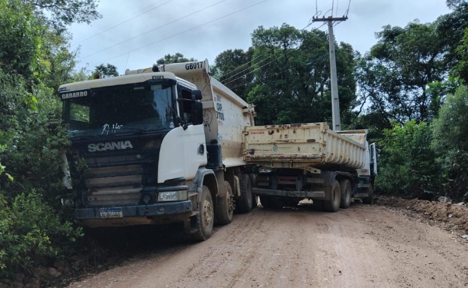 Acidente-entre-dois-caminhões-deixa-motorista-gravemente-ferido-Rio-Branco-do-Sul-1