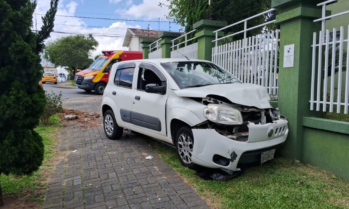 Acidente-entre-dois-carros-deixa-mulher-ferida-cruzamento-Capão-Raso-1