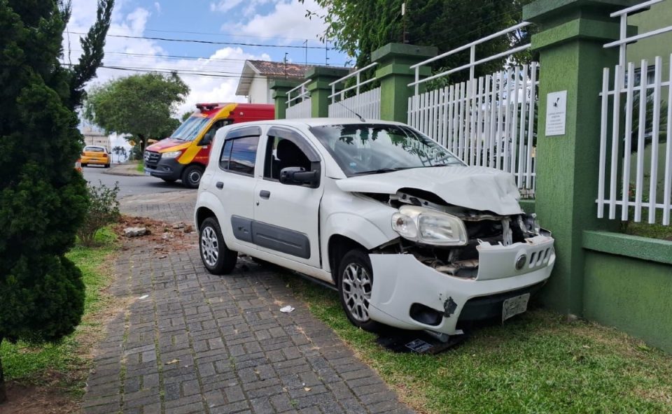 Acidente-entre-dois-carros-deixa-mulher-ferida-cruzamento-Capão-Raso-1