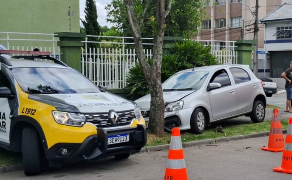 Acidente-entre-dois-carros-deixa-mulher-ferida-cruzamento-Capão-Raso