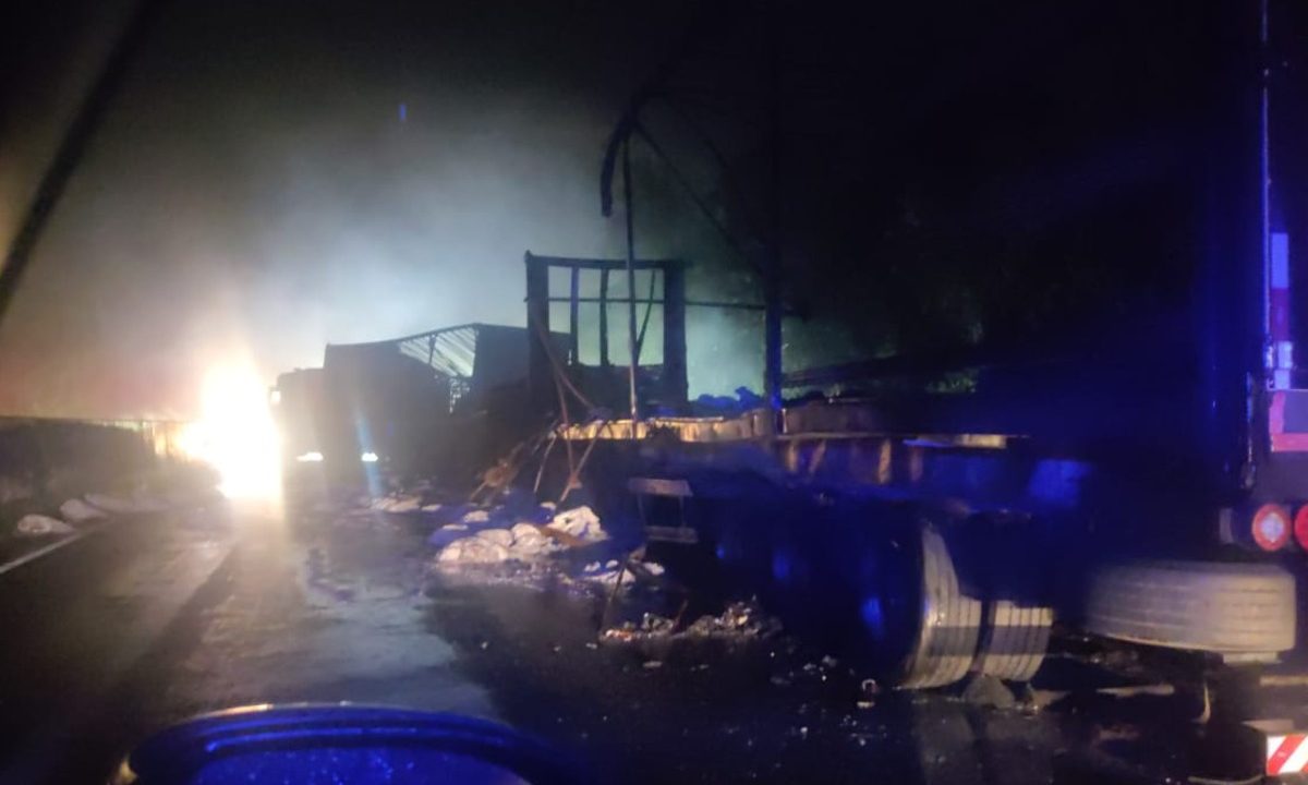 Acidente-grave-dois-caminhões-causa-incêndio-e-interdita-BR-277