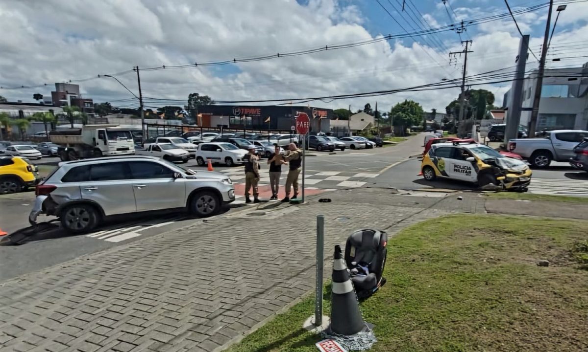 Câmera-de-segurança-flagra-momento-viatura-PM-bate-contra-veículo-Campina-do-Siqueira
