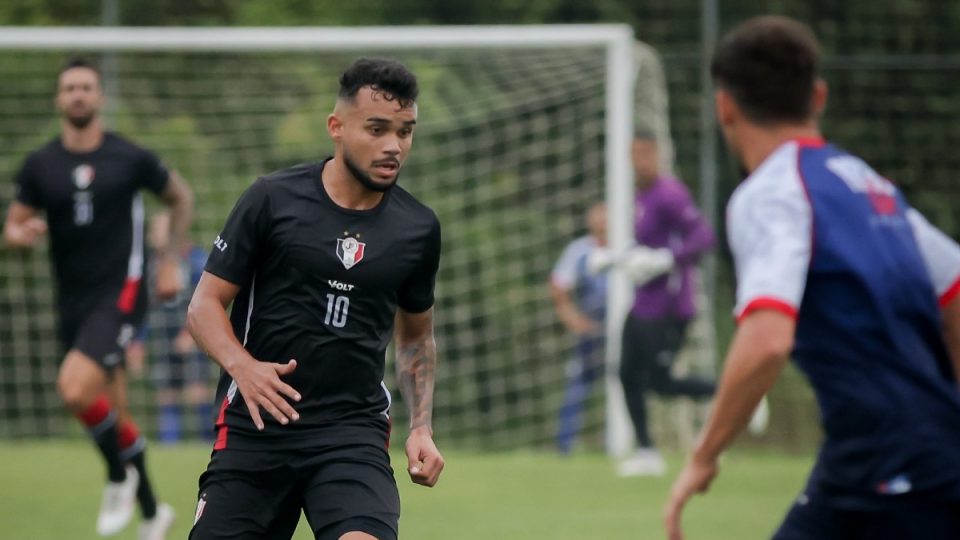 Lance do jogo-treino entre Paraná Clube e Joinviile
