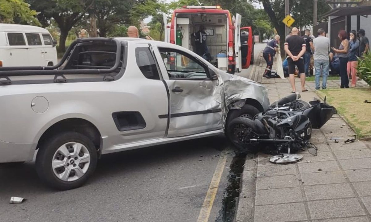 Motociclista-arremessado-bater-contra-carro-Capão-da-Imbuia-estado-de-saúde-grave-1