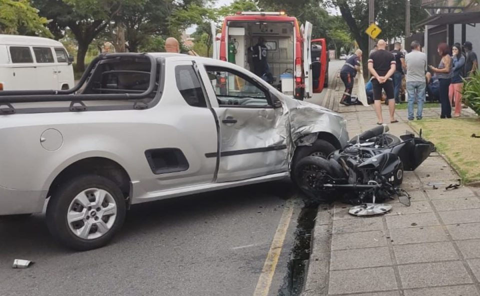 Motociclista-arremessado-bater-contra-carro-Capão-da-Imbuia-estado-de-saúde-grave-1