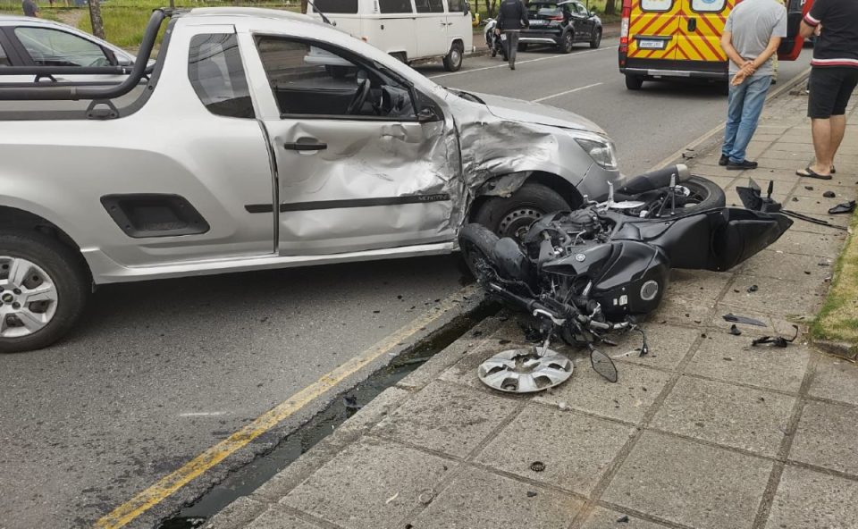 Motociclista-arremessado-bater-contra-carro-Capão-da-Imbuia-estado-de-saúde-grave-2