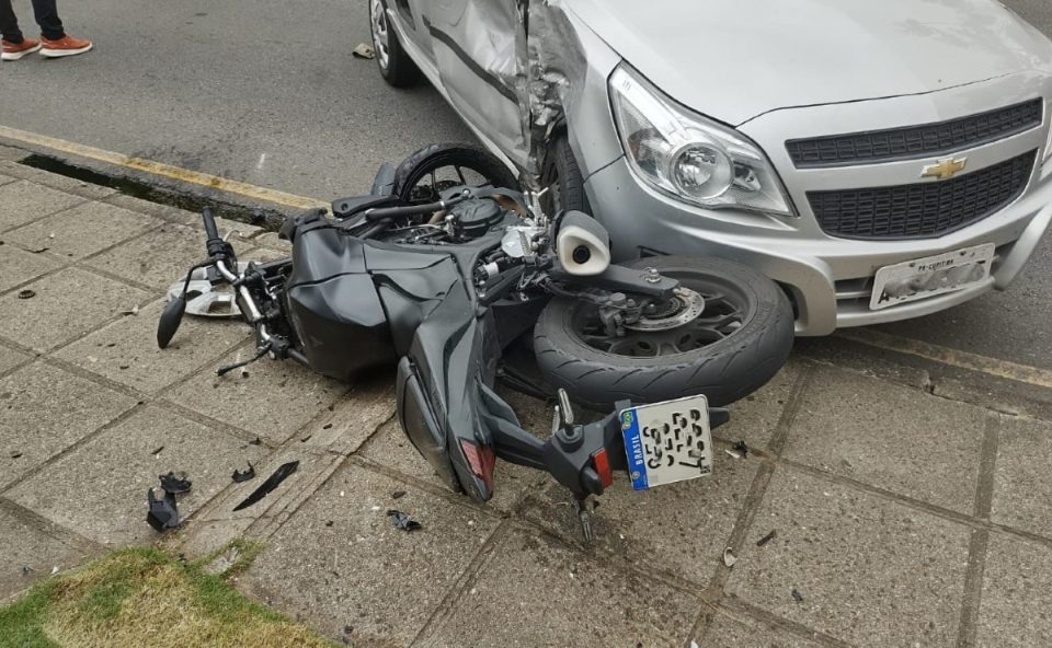 Motociclista-arremessado-bater-contra-carro-Capão-da-Imbuia-estado-de-saúde-grave