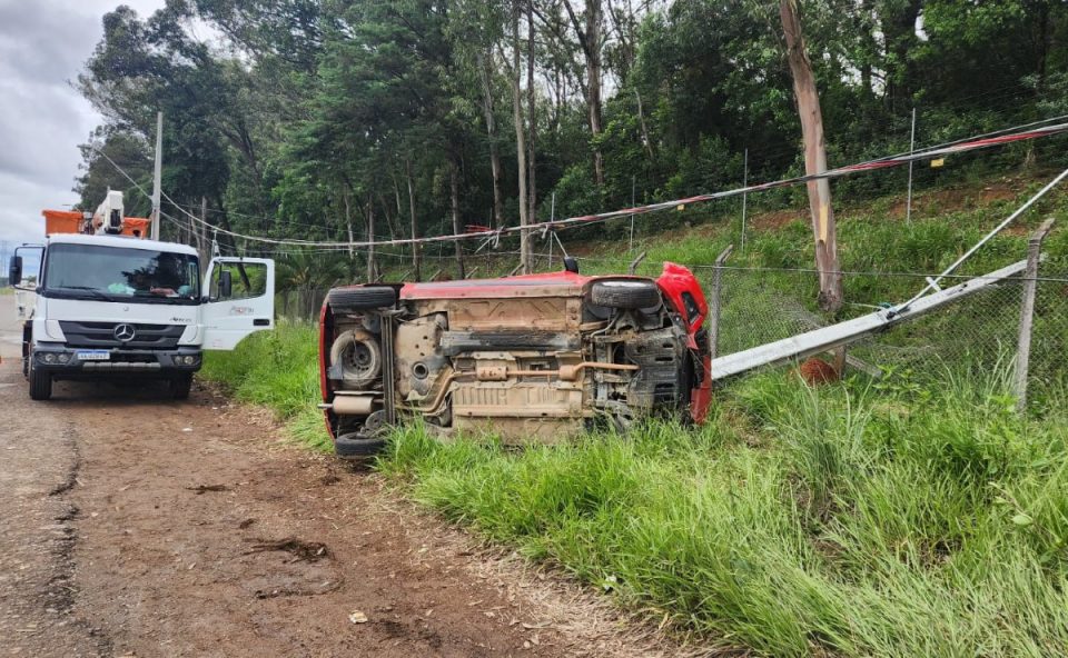 Mulher-capota-veículo-após-perder-controle-sair-pista-e-bater-contra-poste-CIC-1