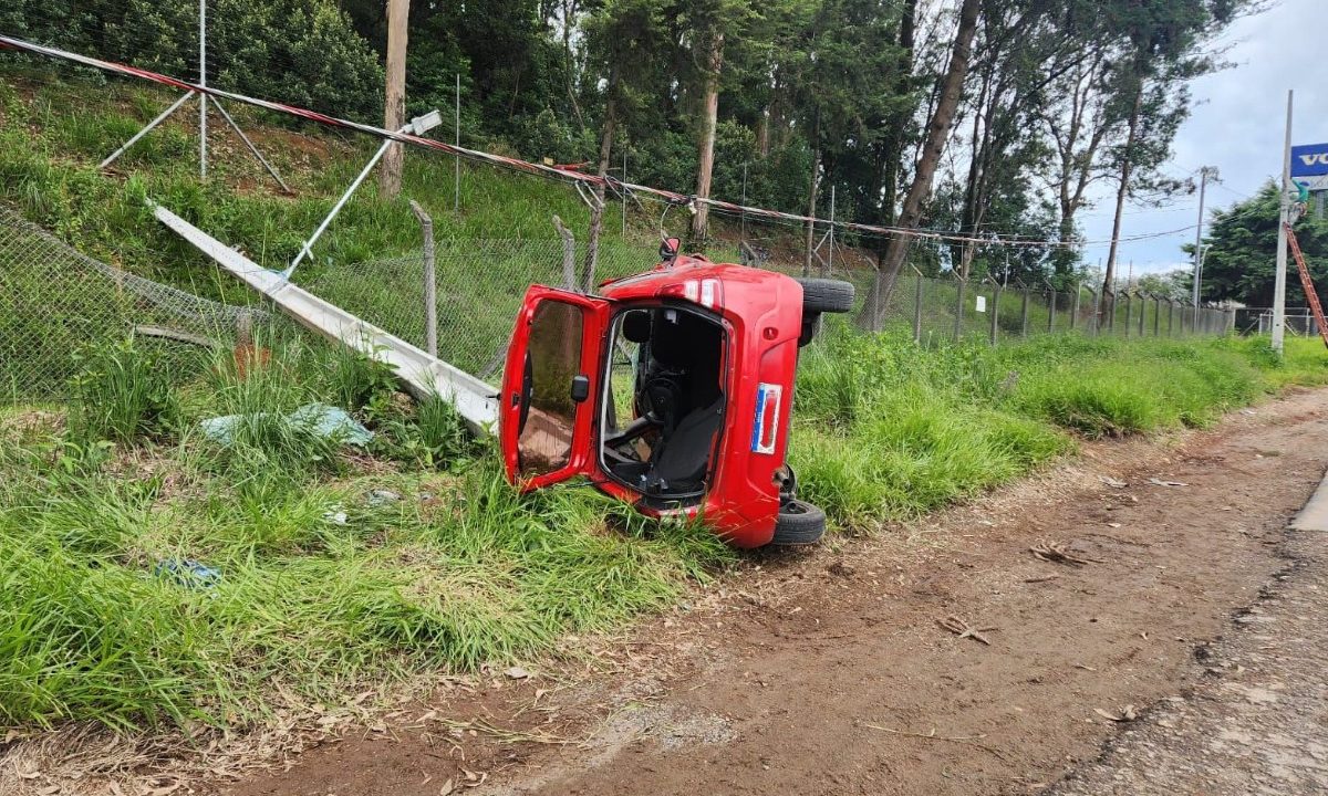 Mulher-capota-veículo-após-perder-controle-sair-pista-e-bater-contra-poste-CIC