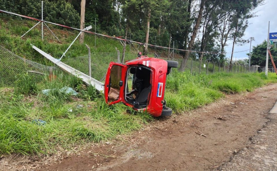 Mulher-capota-veículo-após-perder-controle-sair-pista-e-bater-contra-poste-CIC
