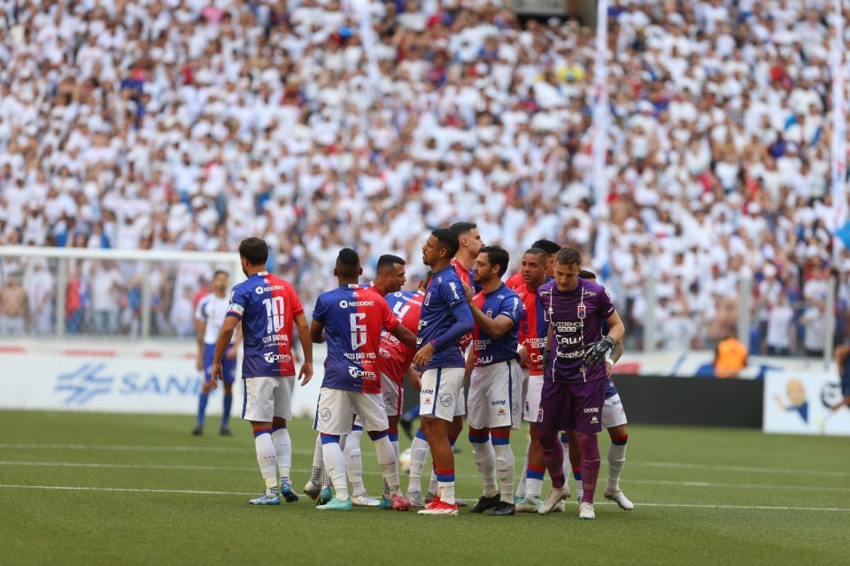 Jogadores do Paraná Clube em jogo na Ligga Arena