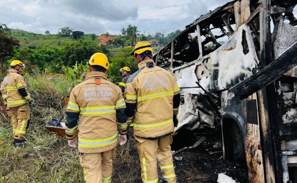 Polícia-Civil-de-Minas-Gerais-liberou-11-corpos-vítimas-acidente-caminhão-e-ônibus