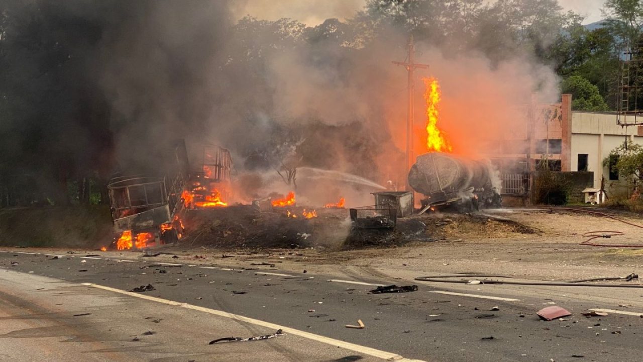 acidente-caminhões-carros-br-277-morretes-RIC