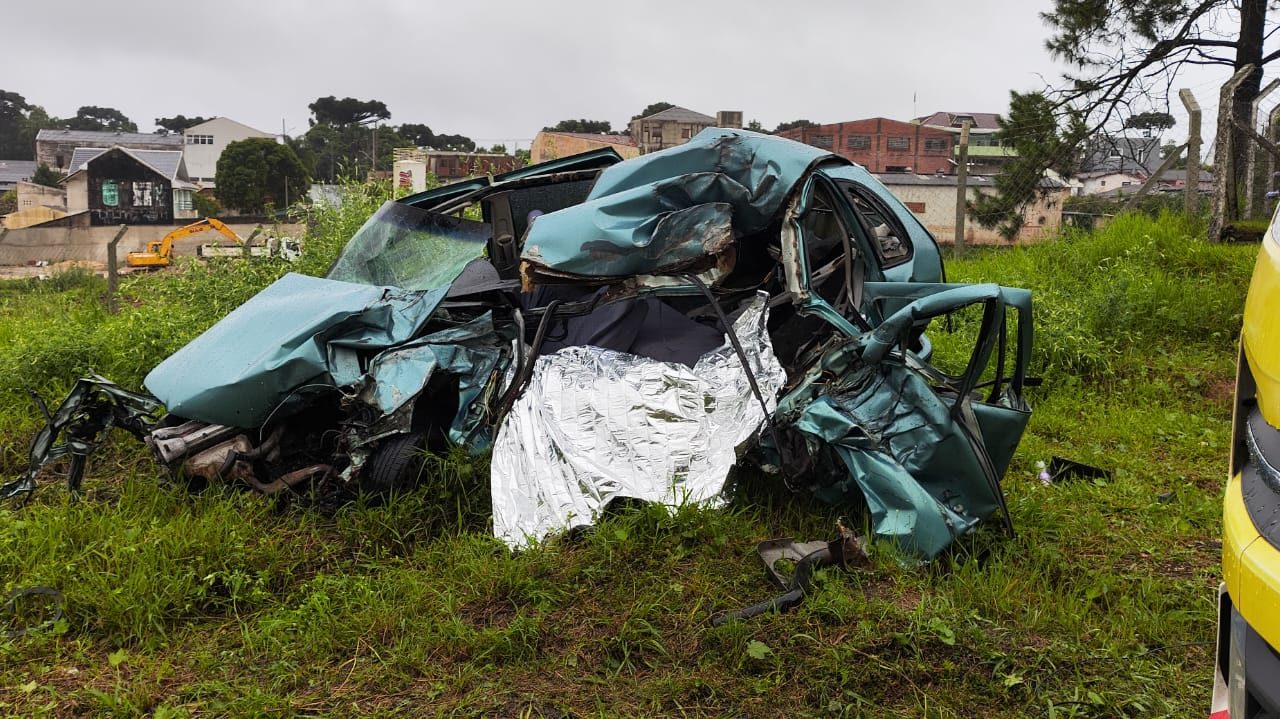 acidente-morte-carro-caminhao-contorno-norte-pr-418