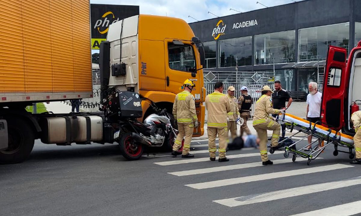 acidente-moto-caminhao-correios-capao-da-imbuia